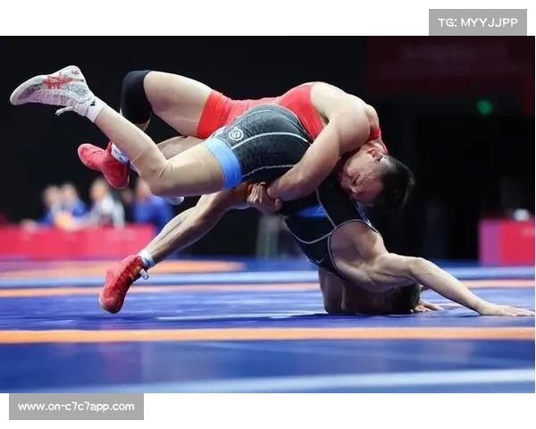 男子古典式摔跤67公斤级决赛：田企业凭借后得技术分规则夺冠